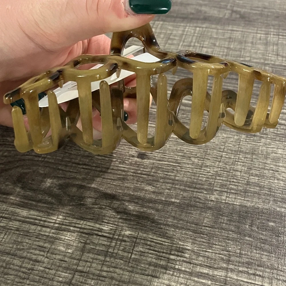Tan Wavy Hair Clip